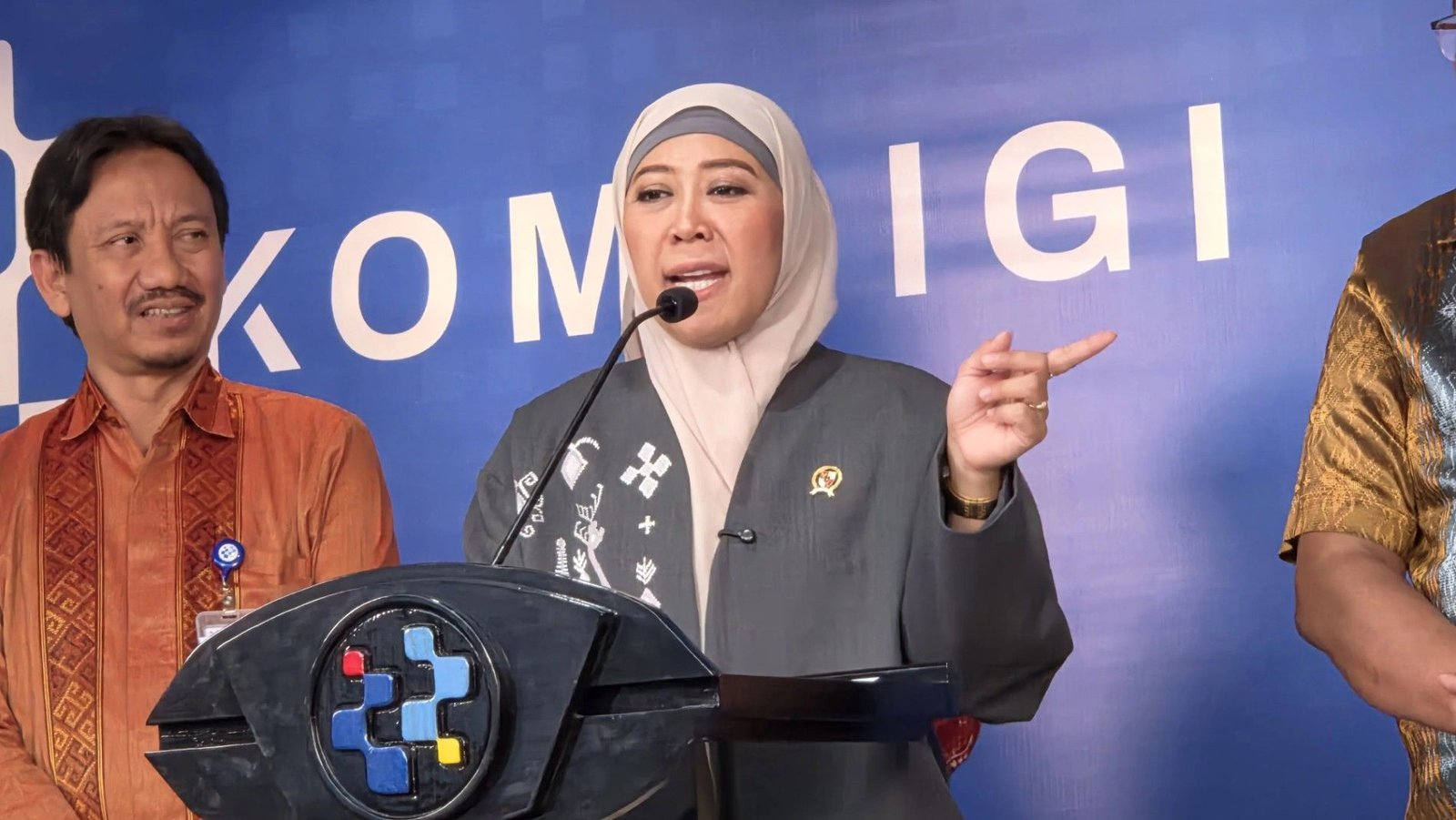 Menkomdigi Imbau Warga Waspadai Erupsi Gunung Anak Krakatau