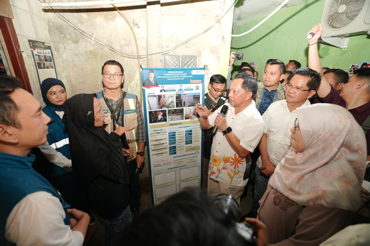 Mendagri Tito Tinjau Program Bedah Rumah di Bukit Duri