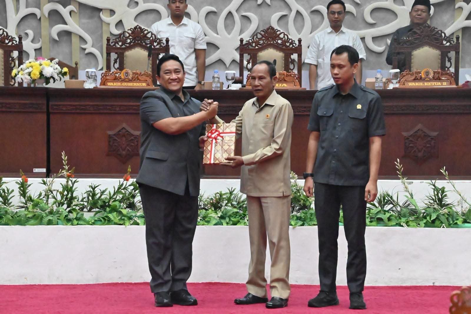 Wagub Serahkan Raperda Perubahan APBD Kalteng 2026 ke DPRD
