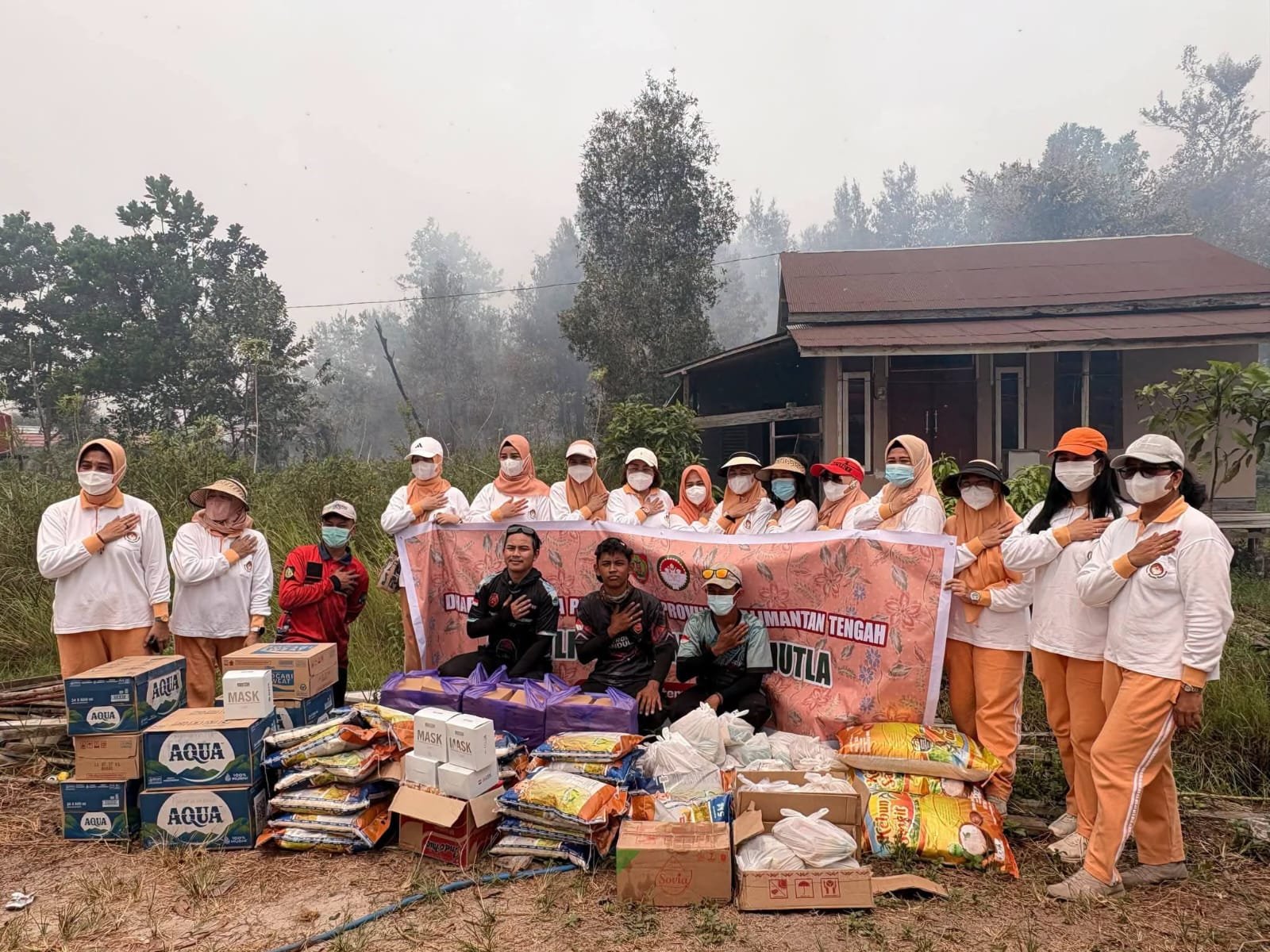 DWP Kalteng Salurkan Bantuan bagi Warga dan Relawan Karhutla