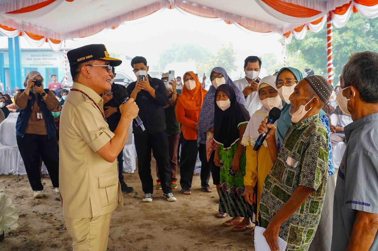 Gubernur Salurkan Bantuan Sembako dan KHBS Bagi Warga Kalampangan