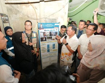 Mendagri Tito Tinjau Program Bedah Rumah di Bukit Duri