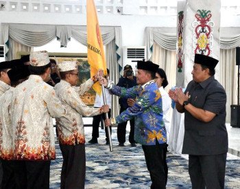Gubernur Agustiar Lepas Kafilah Kalteng ke MTQN XXXI
