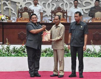 Wagub Serahkan Raperda Perubahan APBD Kalteng 2026 ke DPRD