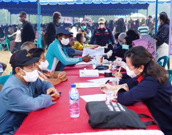 Gubernur Agustiar Salurkan Paket Bantuan untuk Warga Katingan